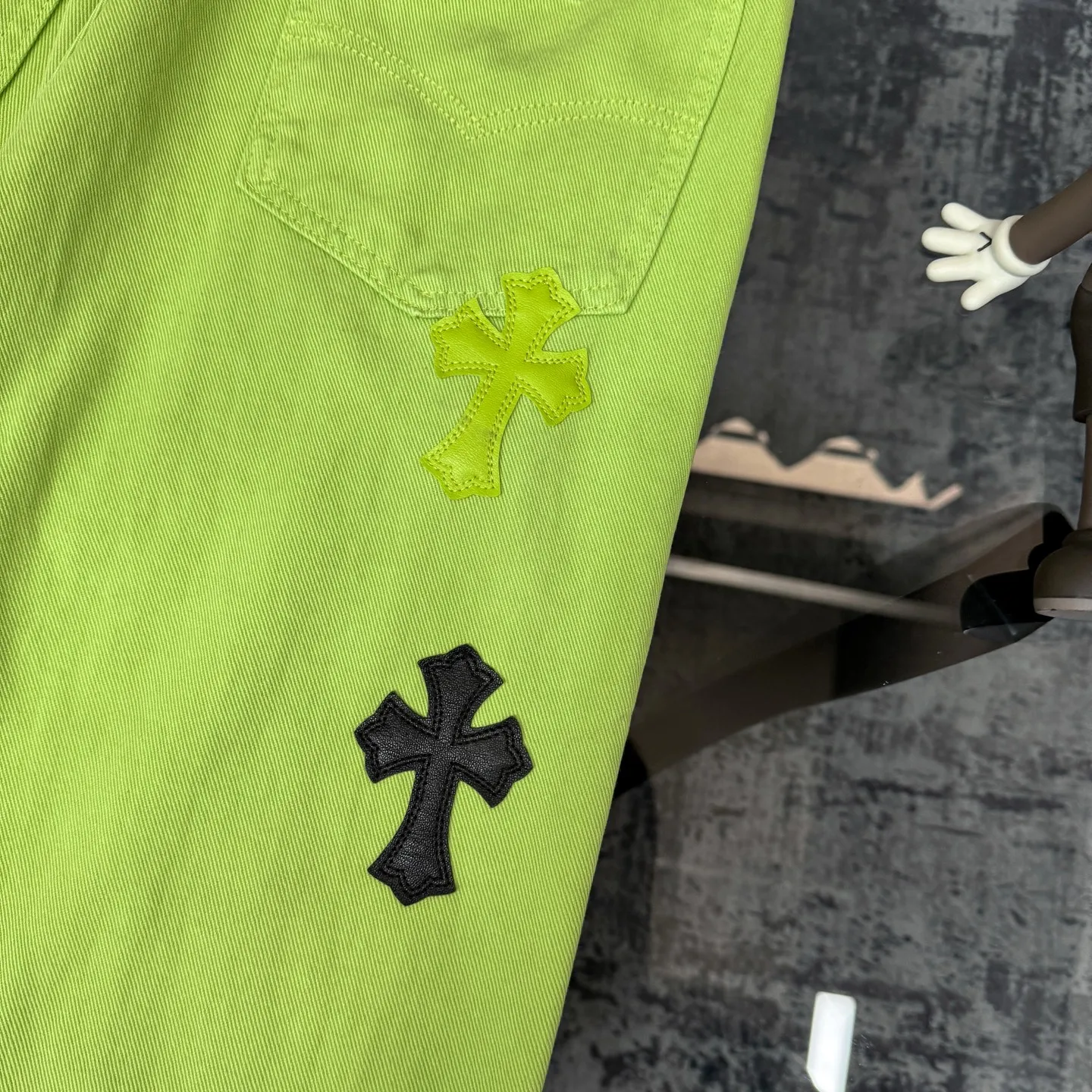 P260 Chrome hearts CH green cow king Yang Mi's same style sex recods limited green cow jeans. Really restores the ultimate texture of Vintage. Italian special cowhide print and cut. Customized sheepskin three-layer thick line leather. The whole is spliced in heavy water washing process. Craftsmen hand-splash ink. You can see the details. Three-dimensional cutting version. Loose and comfortable. Not picky about the figure. Makes taller and slimmer. Seiko factory. Original quality control. Same style for men and women. Can be matched with couples. Versatile recommendation. Essential jeans for all seasons Color: Green Size: S-XL